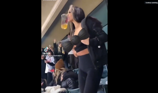 🎥 | Vrouw laat borsten zien bij motorcross, andere vrouw flipt en krijgt bier over zich