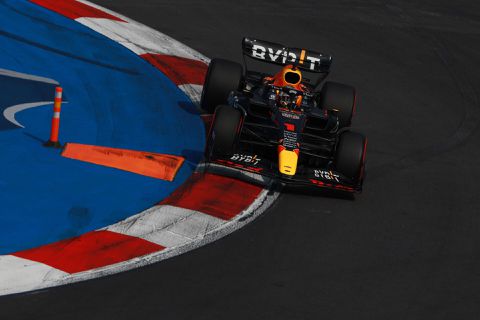 Start in Mexico: Verstappen rijdt direct weg, Mexicanen juichen na inhaalactie Pérez