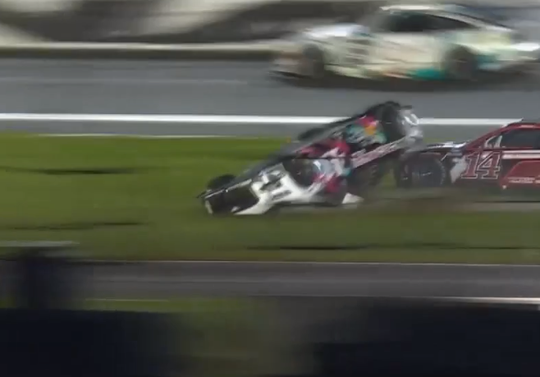 🎥 | NASCAR-coureur vliegt in enge crash 10 keer over de kop: bevrijd uit brandende auto