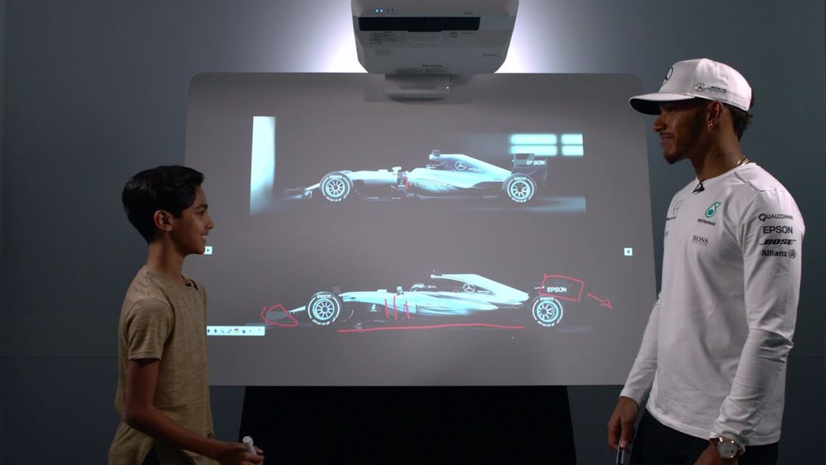 Hamilton legt haarfijn de veranderingen aan de Mercedes-wagen uit (video)