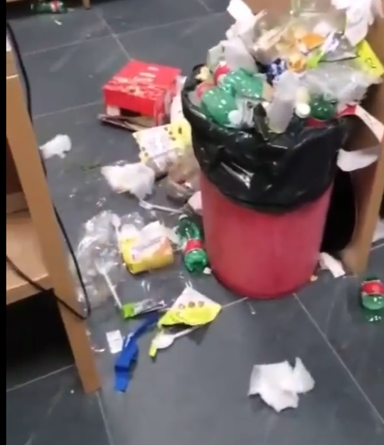 🎥 | Italianen maken puinzooi van de kleedkamer na uitschakeling tegen Noord-Macedonië