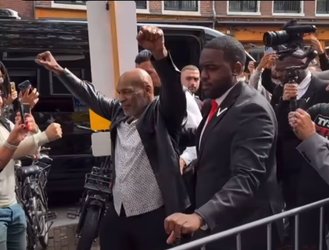 🎥​ | Mike Tyson trekt honderden fans met bezoek aan eigen coffeeshop: 'Dit is een scam'