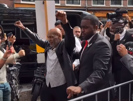 🎥​ | Mike Tyson trekt honderden fans met bezoek aan eigen coffeeshop: 'Dit is een scam'