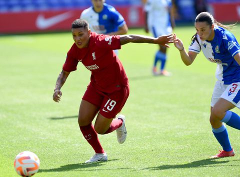 📸 | Shanice van de Sanden bij Anfield Road afgebeeld op levensgrote poster