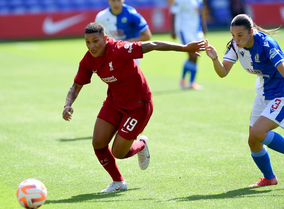 📸 | Shanice van de Sanden bij Anfield Road afgebeeld op levensgrote poster
