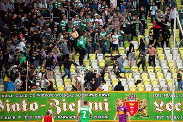 🎥​ | Conference League-kwalificatieduel ligt al na 7 minuten stil vanwege rellen op tribune