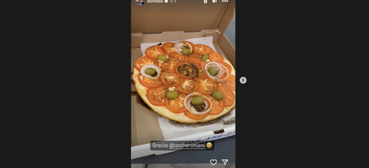 🍕 | Lionel Messi nog steeds geblesseerd? Liever pizzaatje op de bank