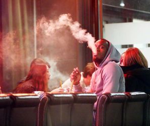 Usain Bolt geniet met KFC èn shisha van zijn pensioen (foto's)