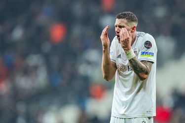 'Wanhopige Wout Weghorst wil desnoods zelf Besiktas betalen om naar ManUnited te gaan'