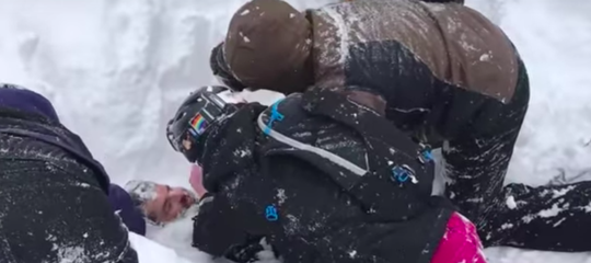 Helden! Snowboardster vindt door lawine getroffen man na 6 angstige minuten graven (video)