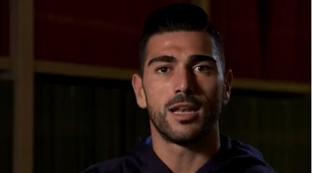 LOL! Vrolijke Pellè warmt op met Italiaans volkslied (video)