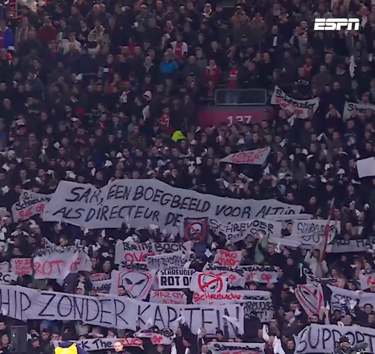🎥 | Ajacieden brengen onvrede ten gehore bij thuisduel met Volendam: 'Schreuder rot op!'
