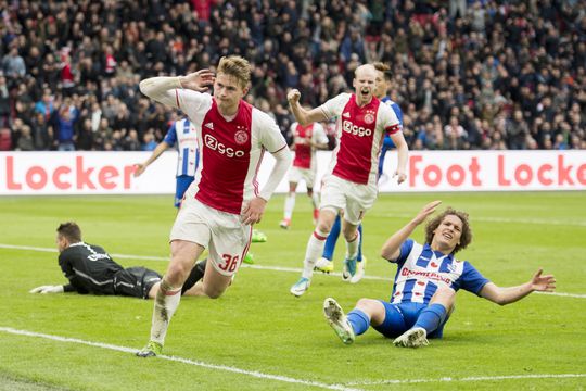 'Onverslaanbaar' Ajax pakt uit tegen Heerenveen en houdt druk op Feyenoord