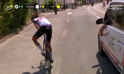 🎥​ | Ploeggenoot van Tadej Pogacar kotsend op de fiets in bloedhete 16e etappe Tour de France