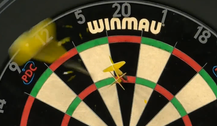 🎥😂 | Foei! Dave Chisnall kliedert hele dartbord onder met uit elkaar spattende flights