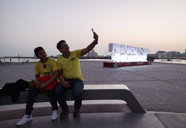 🎥​ | Bizarre beelden uit Qatar: zogenaamde fans uit allerlei landen houden parades voor WK