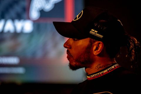 Lewis Hamilton was 1 van de 3 gekleurde kinderen op basisschool: ‘Ze gooiden bananen naar mij’