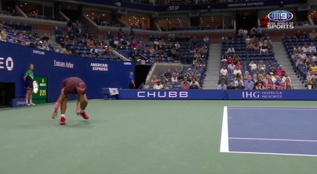 🎥 | Rafael Nadal blesseert zichzelf op ongelukkige wijze: racket stuitert via grond op neus