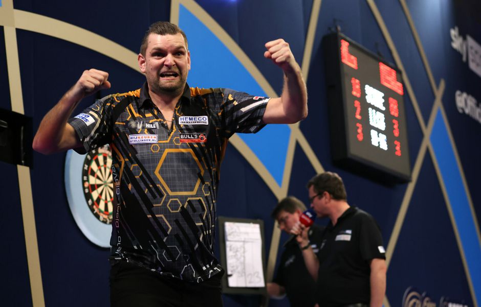 Ziggo Dome ontploft! Martijn Kleermaker bullyt Michael Smith bij Dutch Darts Masters