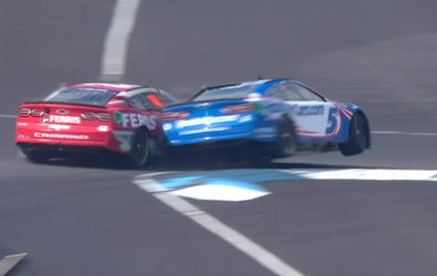 🎥 | Crash! NASCAR-coureur Larson remt te laat beukt collega Dillon eraf