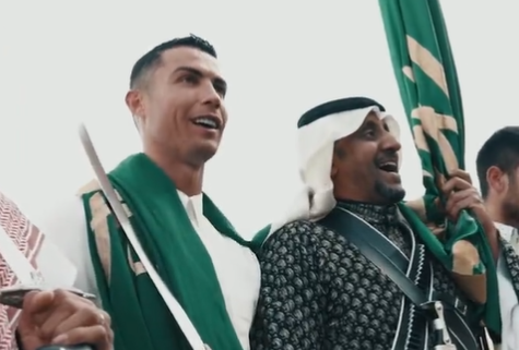🎥 | Cristiano Ronaldo zwaait met zwaard en draagt traditionele Saoedische jurk