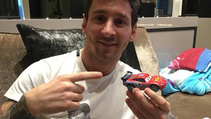 Lionel Messi showt zijn 'dure' Ferrari