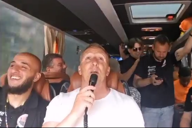 🎥😂 | Sjaak Polak zingt erop los in de bus na handhaving met amateurclub
