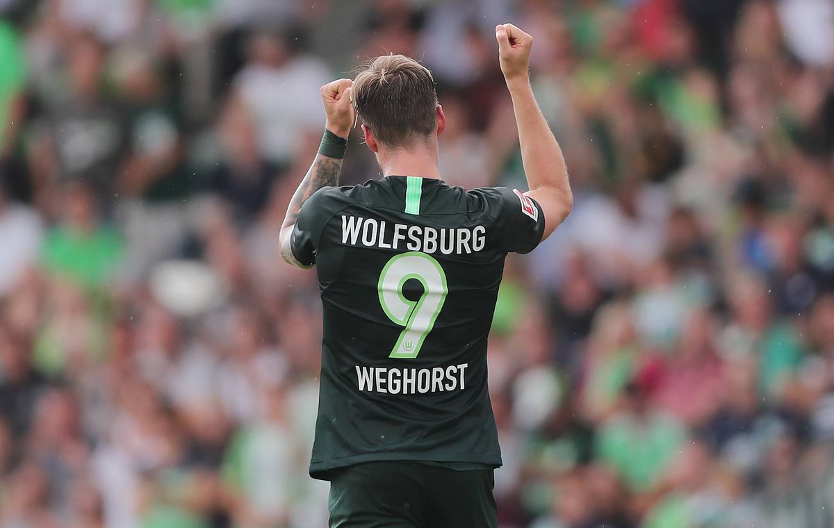 Rondje Bundesliga: Weghorst helpt Wolfsburg met goal aan zege, Dortmund koploper