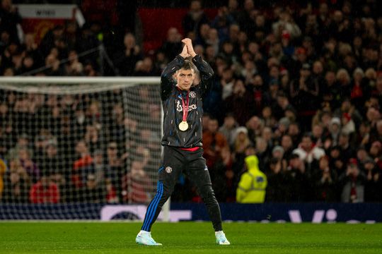 🎥 | Lisandro Martínez showt gouden WK-medaille op Old Trafford