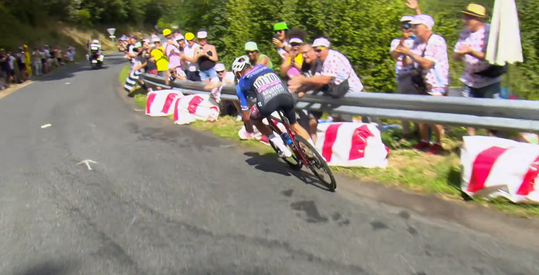 🎥 | Letterlijk op het randje: Mathieu van der Poel op een haar na tegen de vangrail in etappe 12