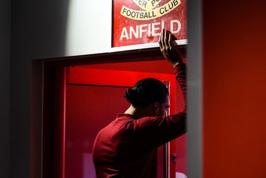 🎥 | Van Basten gelooft zijn oren niet over 'actie' Van Dijk: 'Kan ik me niet voorstellen'