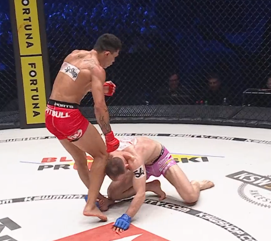 🎥| GESTOORD! Werlleson Martins geeft tactisch knietje aan tegenstander die KO gaat