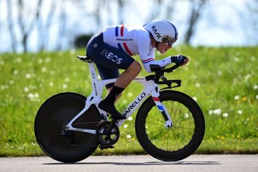 Ethan Hayter blijft Dennis van Jumbo-Visma voor in proloog Romandië, Kruijswijk verliest veel tijd