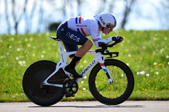 Ethan Hayter blijft Dennis van Jumbo-Visma voor in proloog Romandië, Kruijswijk verliest veel tijd