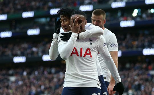 🎥 | Bergwijn doet het na Oranje nu ook weer voor Spurs: trekt zijn handschoen er voor uit
