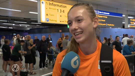 🎥 | Femke Bol landt weer in Nederland, maar zit nog altijd op roze wolk: 'Die glimlach blijft'