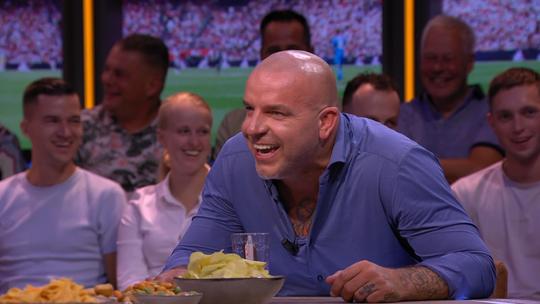🎥 | Andy van der Meijde schaterlacht om aankomst Schuurs bij Torino: 'Die komt hier op vakantie'