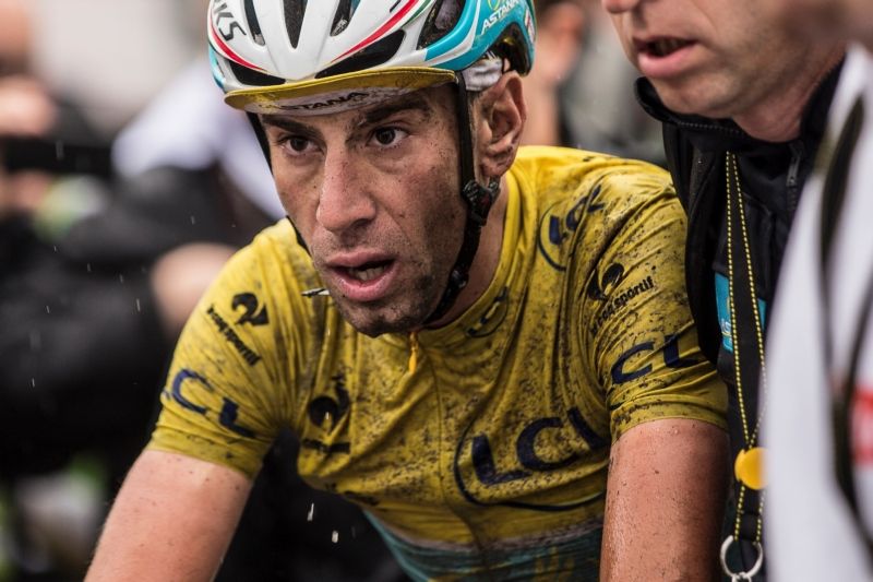 Nibali wint zware Vogezenetappe en pakt gele trui