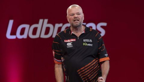 Van Barneveld walst over landgenoot heen in 1e ronde van PC Finals