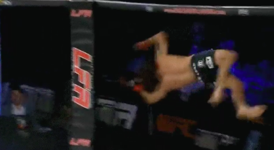 😂🎥 | MMA-knokker viert overwinning met deze wel héél bijzondere celebration