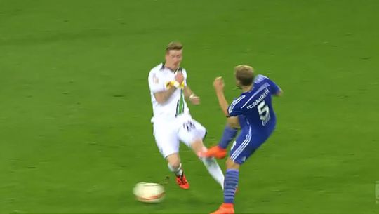 Gladbach-speler Hahn lange tijd uitgeschakeld na doodschop (video)