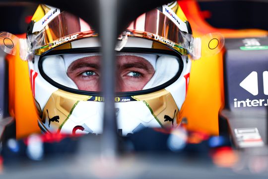 Max Verstappen niet opgewassen tegen Ferrari's bij 2e vrije training, Sainz snelste tijd