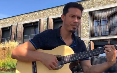 🎥 | Van middenvelder naar muzikant: Hernanes zingt en speelt liedjes op gitaar