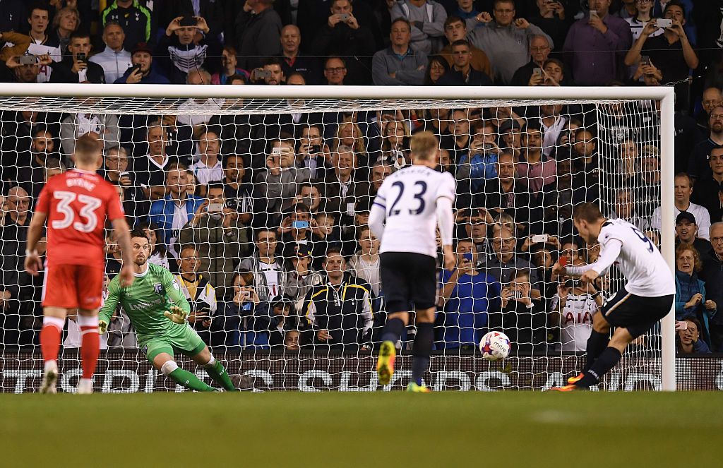 Janssen scoort 1ste goal voor Spurs van de strafschopstip (video)