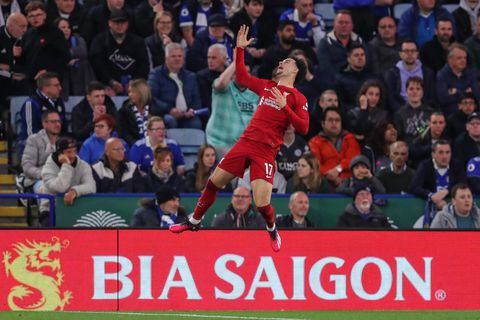 Liverpool houdt met dikke winst zicht op CL-plekken, doek bijna gevallen voor Leicester City