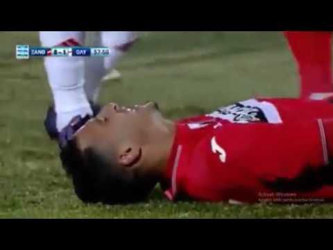 Speler ligt op de grond te huilen na horrortackle (video)