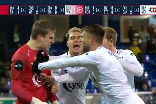 🎥 | Keeper naait teamgenoot een rode kaart aan met theatraal gedrag