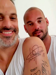 🎥 | Gekke Real Madrid-fan zet tattoo van handtekening Wesley Sneijder