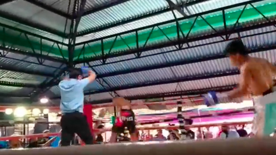 🎥 | Zien! Bokser verliest partij na 3 knockdowns, wordt gek en bestormt scheids