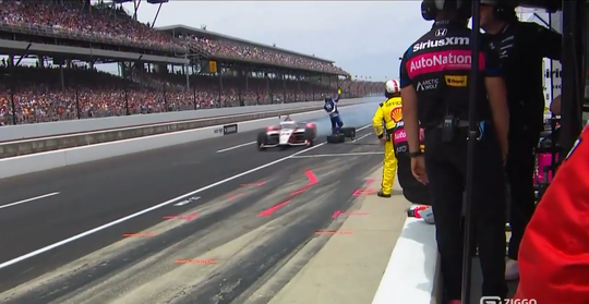 🎥🤯 | Dat scheelt een haar! IndyCar-coureur rijdt bijna een monteur voor de sokken